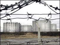 Tanques de óleo ligados ao oleoduto de Druzhba