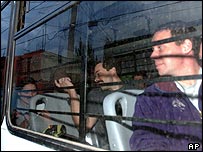 Após libertados, britânicos foram em ônibus ao aeroporto no México