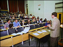 大学生与教师在教室内