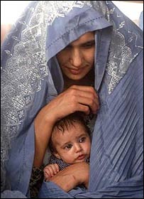 کودک افغان در آغوش مادر