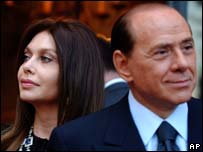 Veronica Lario e Silvio Berlusconi, em um jantar em 2004