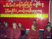 راهبان بودایی در مقر حزب اتحاد ملی برای دموکراسی 