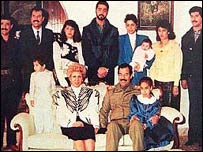 صدام اپنے اہلِ خانہ کے ساتھ