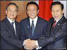 Thủ tướng Nhật Taro Aso bắt tay cùng thủ tướng Trung Quốc Ôn Gia Bảo và tổng thống Nam Hàn Lee Myung-bak