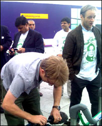 ہیتھرو ایئرپورٹ پر نواز شریف کے ساتھ جانے والے حمایتی اور رپورٹر