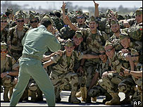 Soldados espanhóis se preparam para voar para o Iraque, onde ajudarão tropas da Espanha a se retirar do país