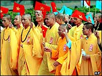 Các nhà sư thuộc giáo hội Phật Giáo được nhà nước công nhận