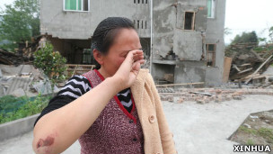 四川雅安中里镇龙泉村一名女村民讲述逃难经过时痛哭（新华社图片21/4/2013）