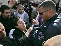 حنان اشراوی با پليس اسرائيل بحث می کند