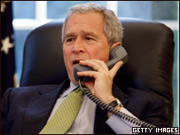O presidente dos EUA, George W. Bush, fala ao telefone com o presidente da Colômbia, Álvaro Uribe