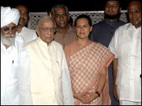 सोनिया गाँधी के साथ ज्योति बसु और सुरजीत