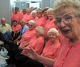 Aelodau Côr Pontarddulais yn aros eu tro yng nghystadleuaeth y Corau Pensiynwyr