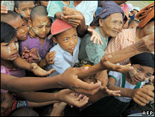 Nhận hàng cứu trợ