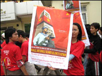 Thanh niên biểu tình ở Hà Nội