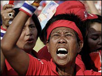 Những người ủng hộ ông Thaksin hô vang các khẩu hiệu tại sân vận động Bangkok