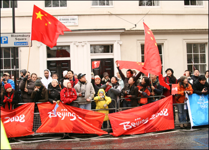 Rất nhiều sinh viên Trung Quốc hô vang khẩu hiệu ủng hộ Olympic