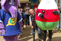 Mistar Urdd ar faes yr Eisteddfod yn Rhuthun