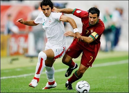 葡萄牙队的菲戈和伊朗队的马丹齐奋力拼抢