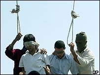 İnfaz için hazırlanan iki İranlı idam mahkumu genç