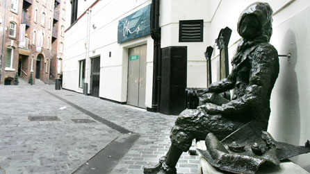 Cerflun o Eleanor Rigby yn Lerpwl