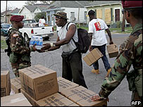 ارتش در نيواورلئان آب و غذا توزيع می کند