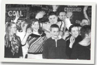 Rhai o'r cast ar y llwyfan yn y sioe Ugain Mlynedd Mlaen. 