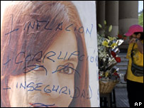 Cartaz de Cristina Kirchner com críticas sobrepostas