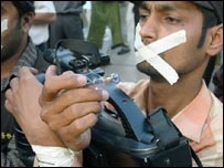 صحافی تنظیمیں میڈیا پر پابندی کے خلاف جمعرات کو یومِ سیاہ منا رہی ہیں