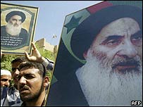 Seguidores levam cartazes com foto do aiatolá Ali Sistani