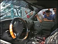 Gazze'deki çatışmalarda kurşunlanan bir araç