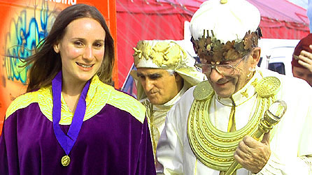 Sian Melangell Dafydd gyda Selwyn Iolen yn dilyn seremoni'r Fedal Ryddiaith