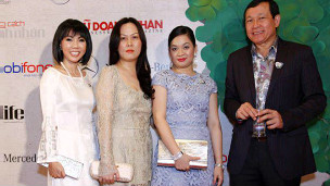 Bà Nguyễn Thanh Phượng (thứ hai bên phải)