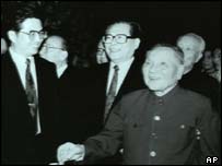 Ông Hồ Cẩm Đào đứng bên trái hình được lãnh tụ Đặng Tiểu Bình bắt tay, người đứng giữa là ông Giang Trạch Dân