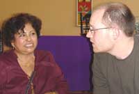 Dafydd Tudur yn siarad gyda'r Esgob Victoria Cortes