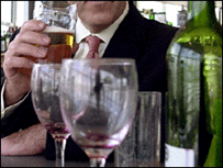 Homem segurando garrafa de cerveja