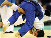 Leandro Guilheiro (de branco) 