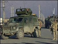 سربازان کانادايی در محل حمله انتحاری در قندهار