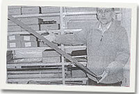 Archifydd Meirionnydd, Merfyn Wyn Tomos, yn dangos y cleddyf yn yr archifdy.