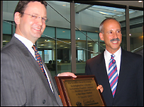 Giám đốc thị trường LSE, Martin Graham trao tấm biển lên sàn cho Giám đốc Indochina Capital, Peter Ryder