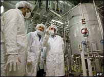 تعدادی از نمایندگان مجلس در بازدید از یک تاسیسات اتمی