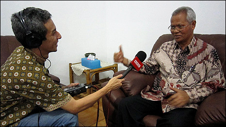 Heyder Affan berbicara dengan Ketua Umum PGI Andreas Yewangoe, akhir Juli di Jakarta