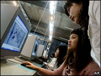 在电脑前的中国学生