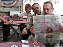 Iraquianos lêem notíricas sobre Constituição em café de Bagdá