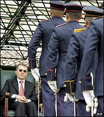 Álvaro Uribe durante parada militar