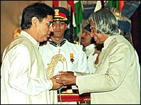 पद्मभूषण ग्रहण करते हुए