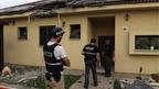 Polisi Israel memeriksa rumah yang terkena serangan roket