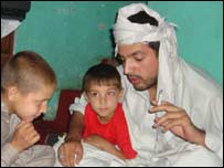 يو تن چې د ماشومانوپر وړاندې سګرېټ څکوي