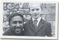 Adam gydag un o'r cynrychiolwyr o Sri Lanka