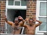 Os condenados Muktar Ibrahim e Ramzi Mohammed sendo presos em 29 de julho de 2005