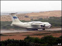 Avião aterrissa na Somália